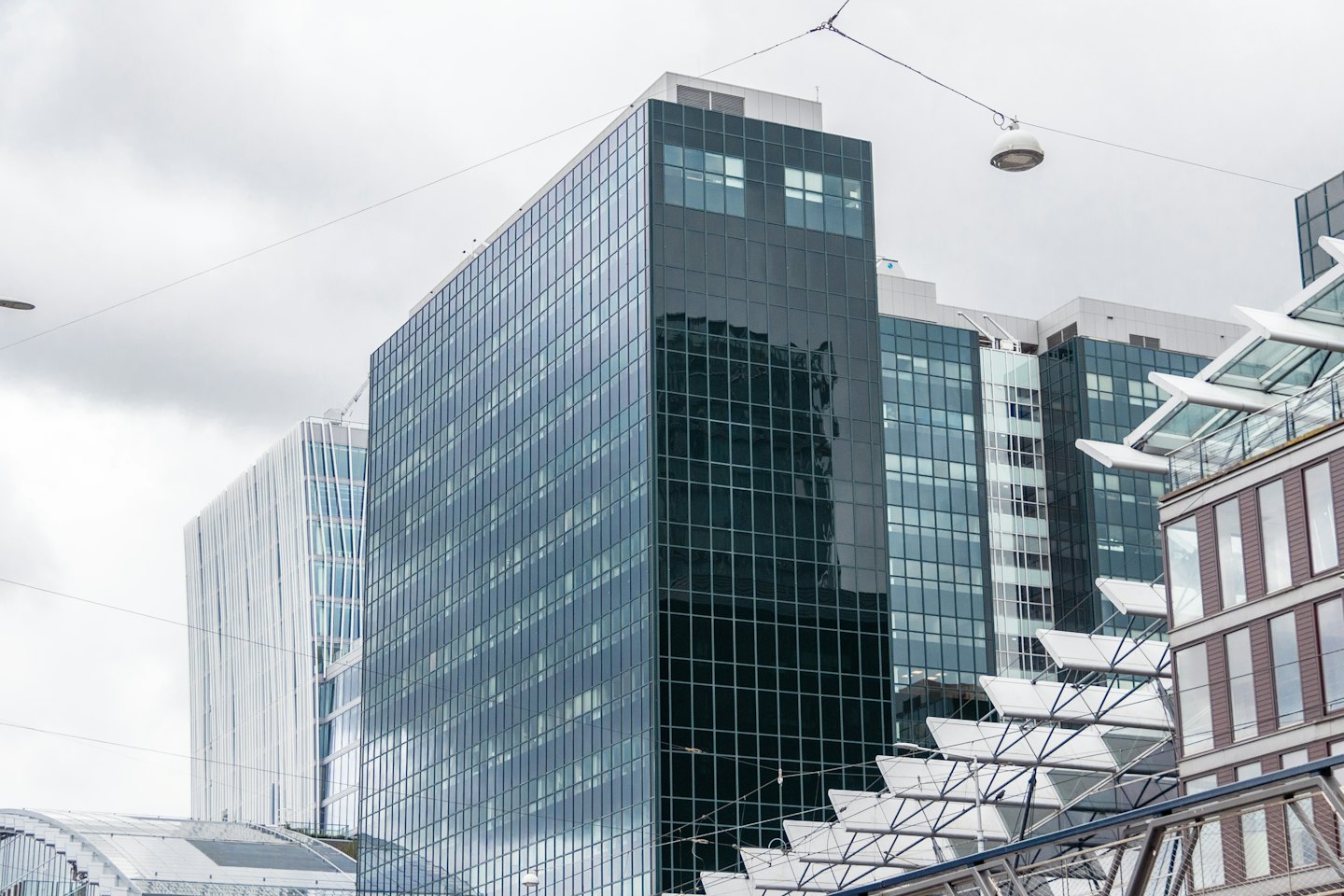 Edificios corporativos modernos de cristal oscuro y hormigón.